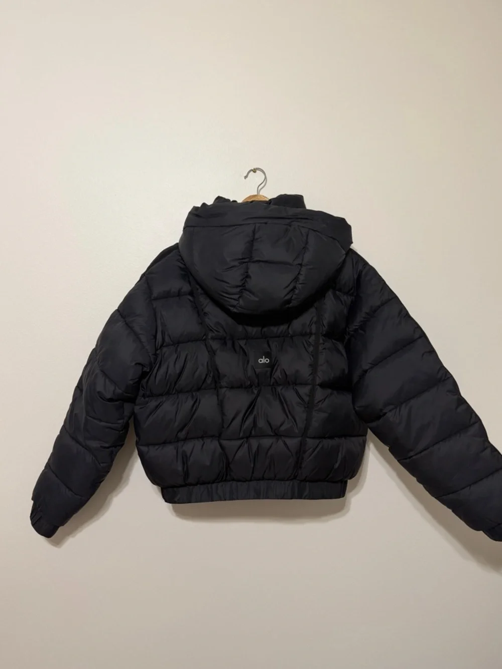 LIKE NEW ALO Aspen Love Puffer Jacket Black Size Medium Crop Zip - Picture 8 of 9